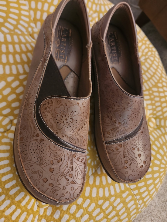 L'artiste Shoes - L'artiste Spring-Step Floral Embossed Leather Clogs. Size 7